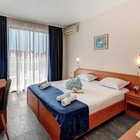 семеен амон ра Hotel