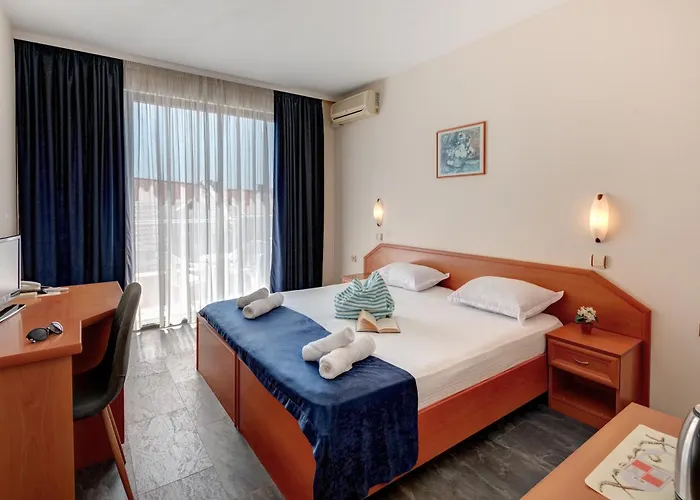 семеен амон ра Hotell